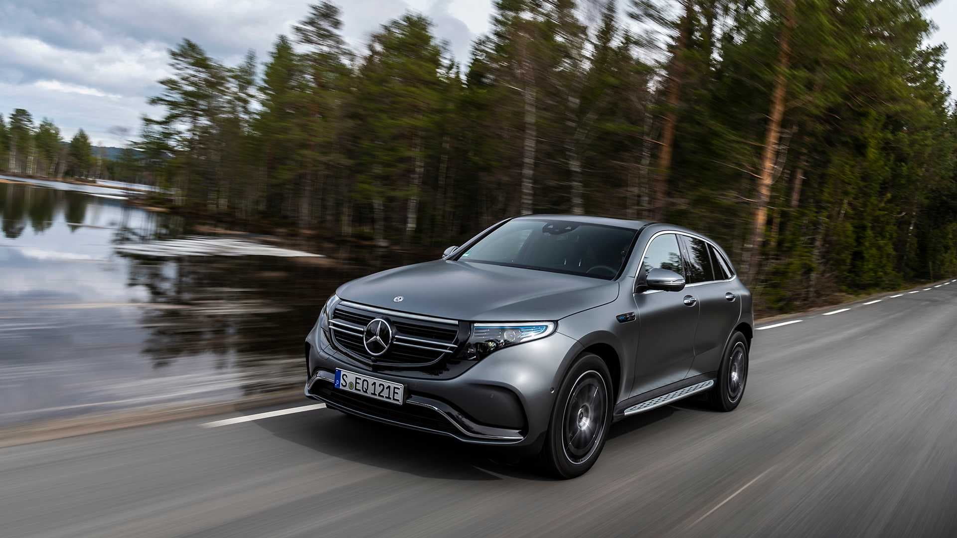 Mercedes-Benz yeni miniveninin ilk görüntüsünü yayıb - FOTO