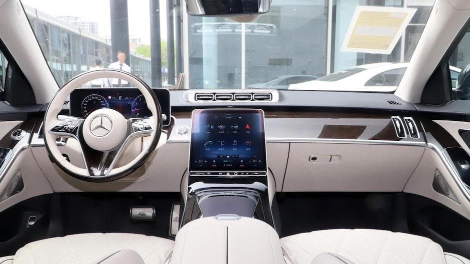 Mercedes-Maybach sedanı daha “sadə” versiyaya sahib olub
