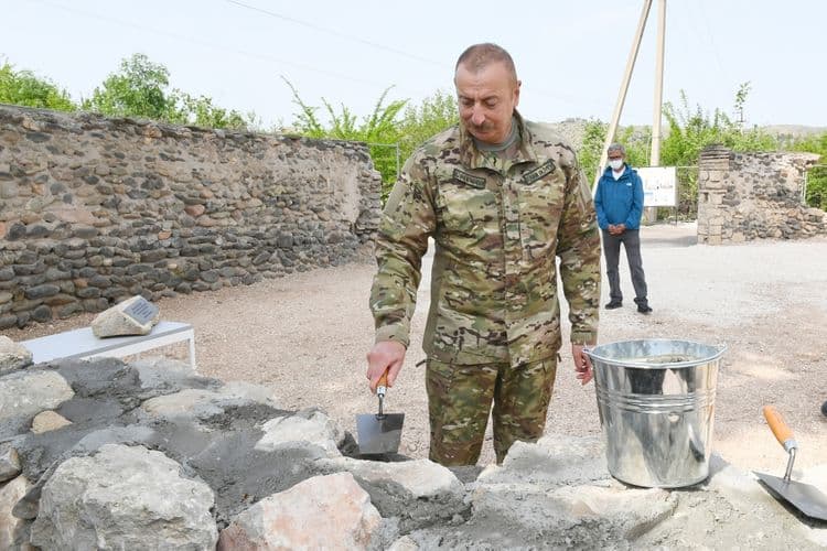 İlham Əliyev Zəngilan məscidinin divarına daş hörüb