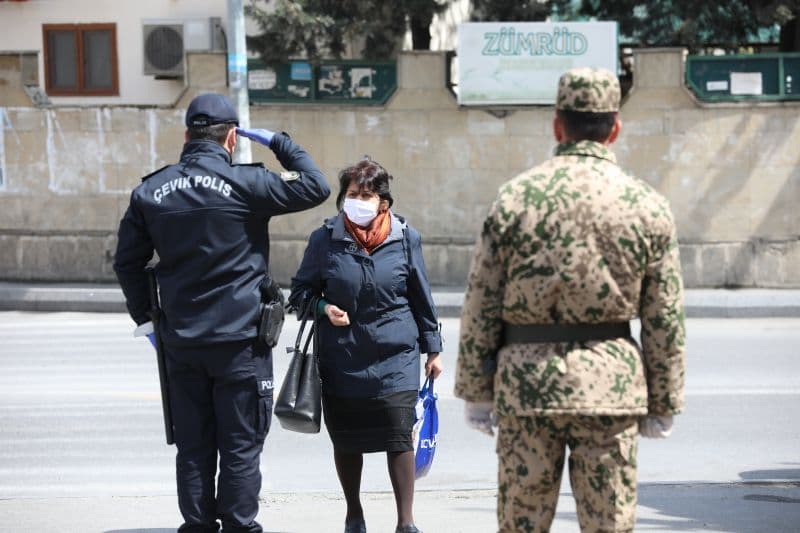 Azərbaycanda açıq havada maskadan istifadə ləğv edilir