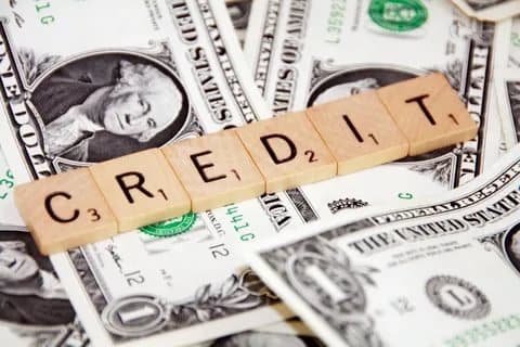 Azərbaycanda kreditlərin 97,5%-ni banklar verib