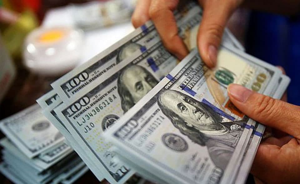 Bağlanan bankın əmanətçilərinə pul hansı valyutada qaytarılır?