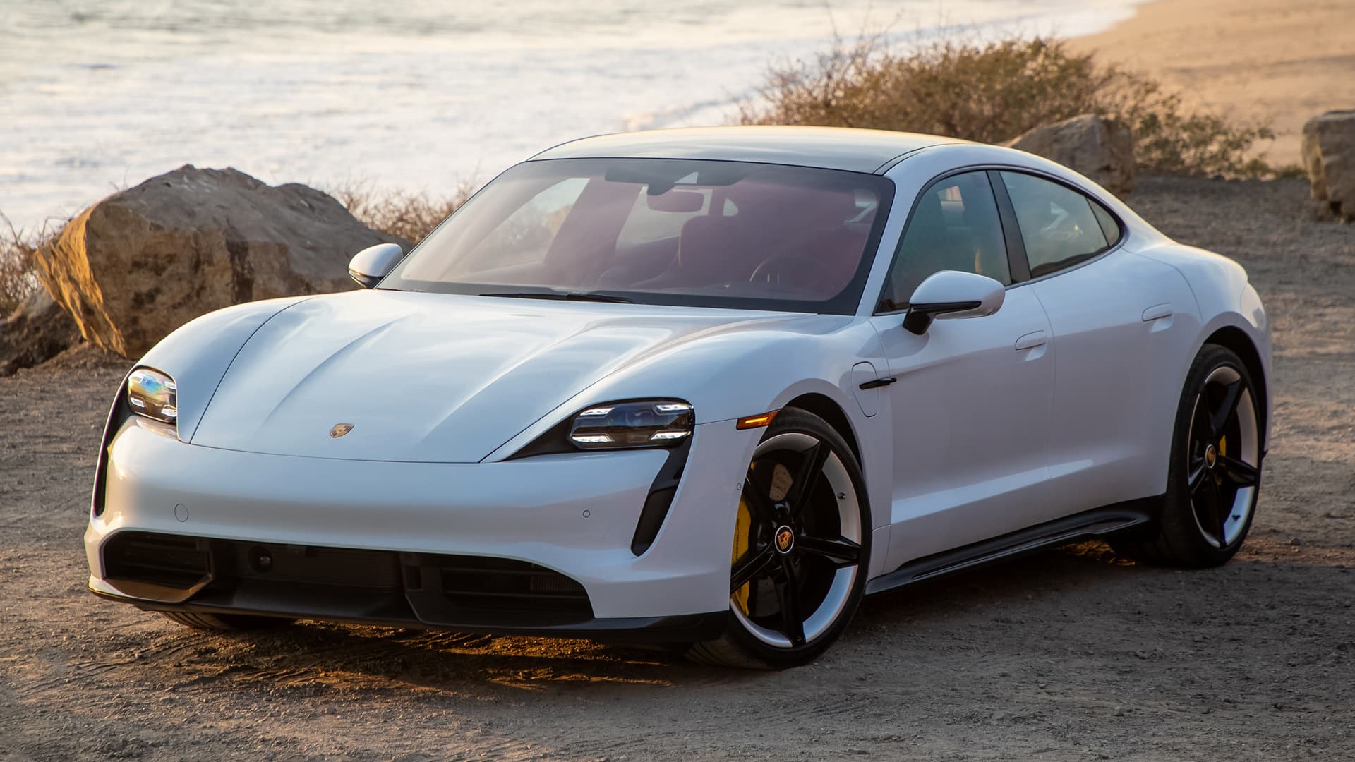 Porsche Taycan modelinin iki yeni versiyasını hazırlayır