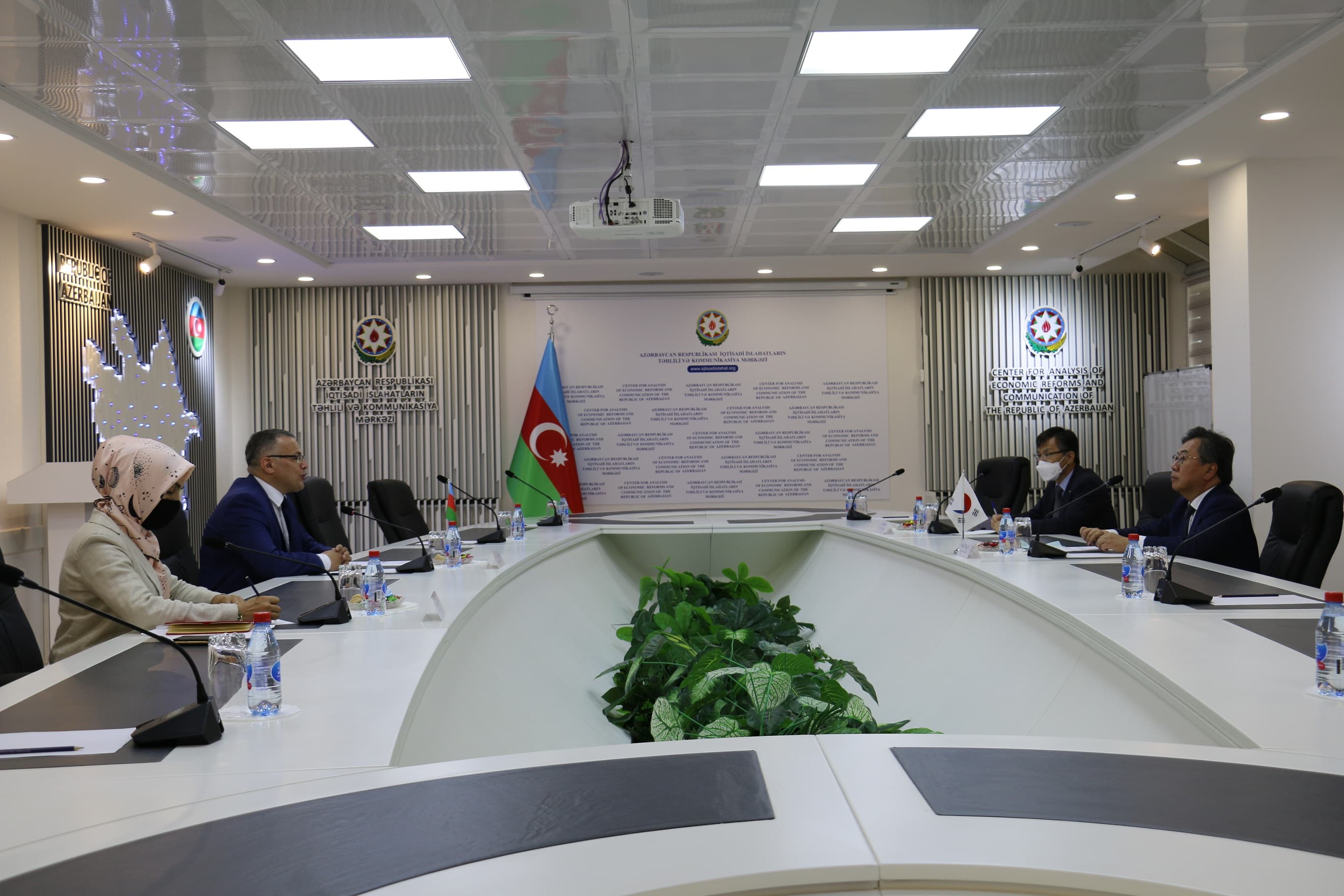 İİTKM və Koreyanın müvafiq beyin mərkəzləri arasında əlaqələrin qurulmasının müzakirəsi