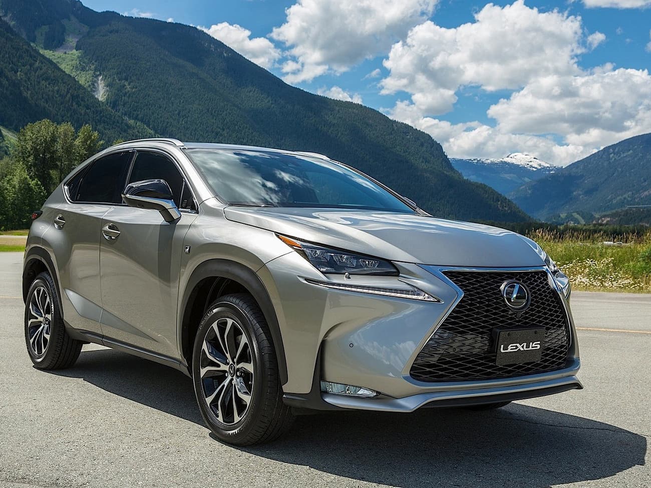 Lexus yeni modelinin tizerini nümayiş etdirib - VİDEO