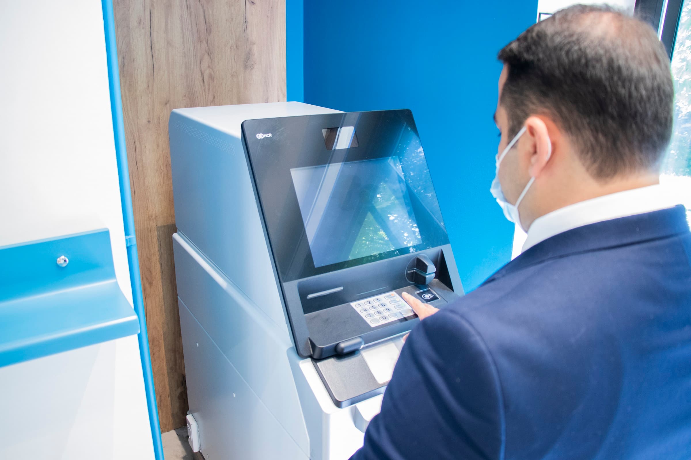 “AccessBank” istifadəyə yeni nəsil ATM-lər  verir