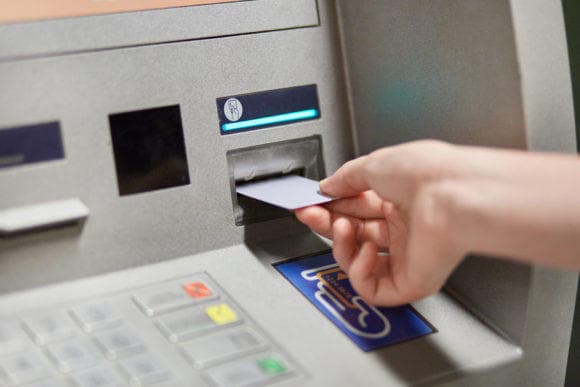 Qadın bacısının bank hesabından 11 min manat oğurladı