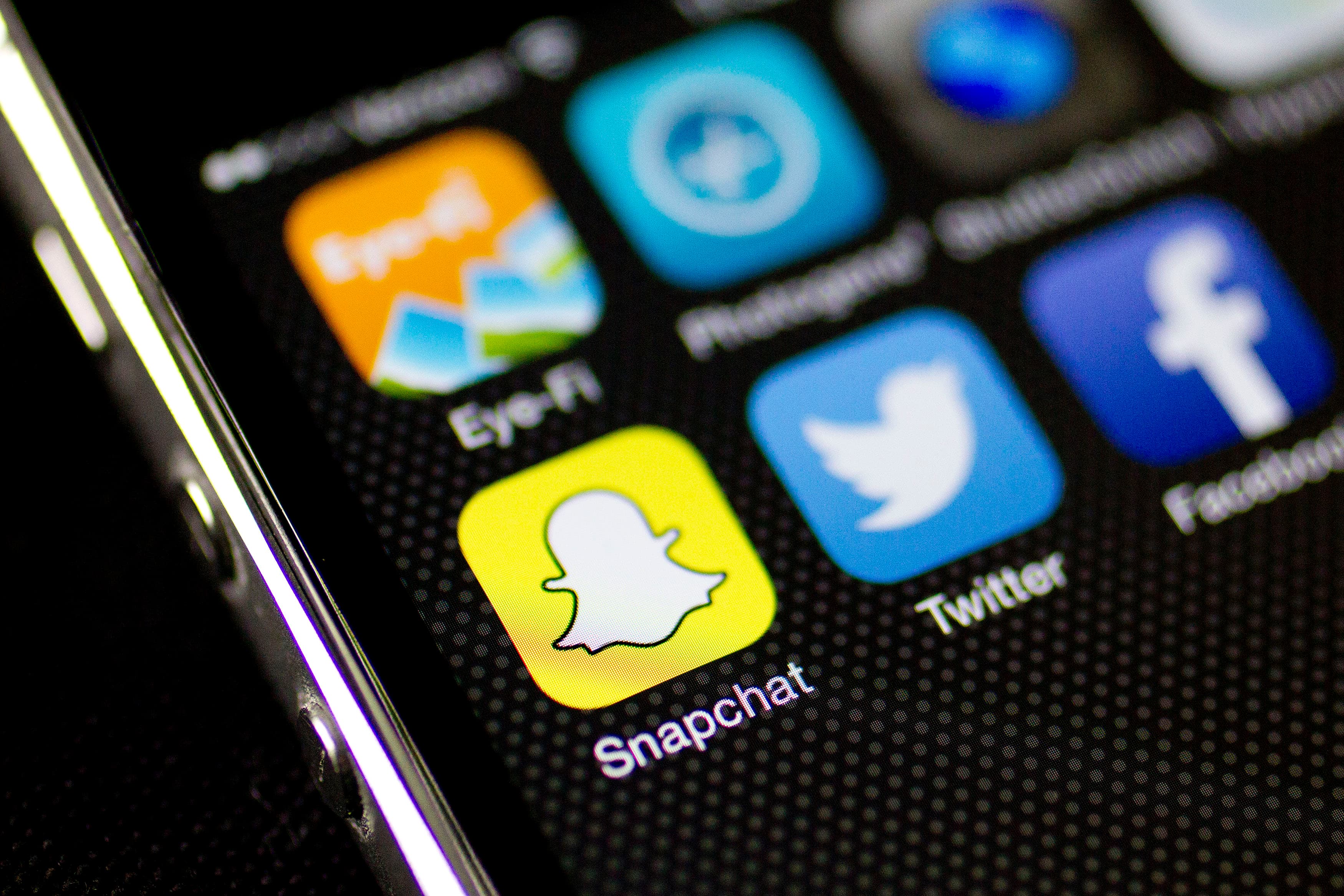 “Snapchat” sürət filterindən istifadəni dayandırıb