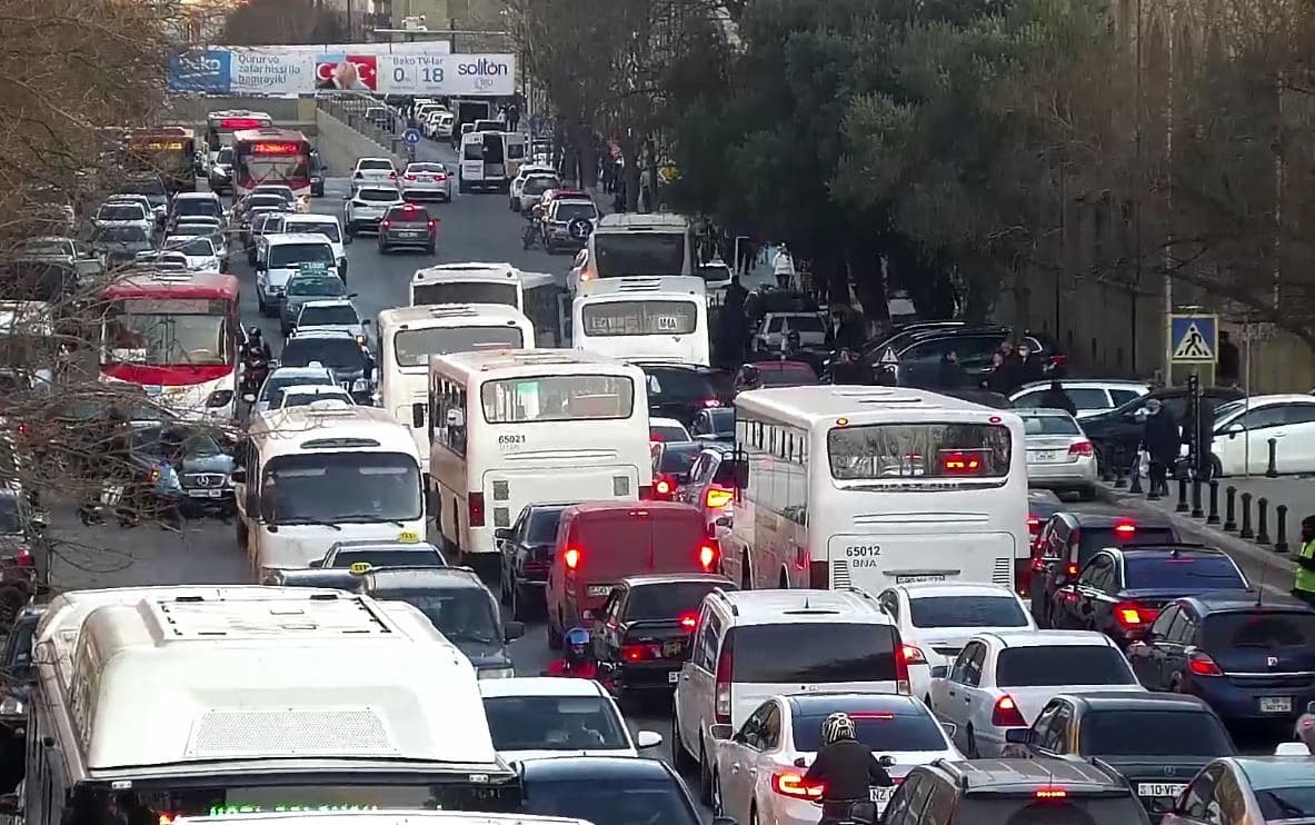Bakıda sıxlıq olan yolların siyahısı AÇIQLANDI
