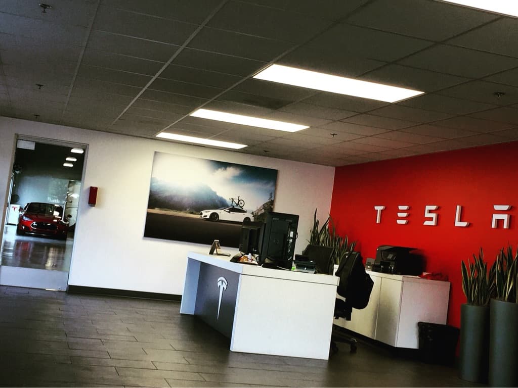 “Tesla” elektrikli yük avtomobillərinin istehsalını təxirə salıb
