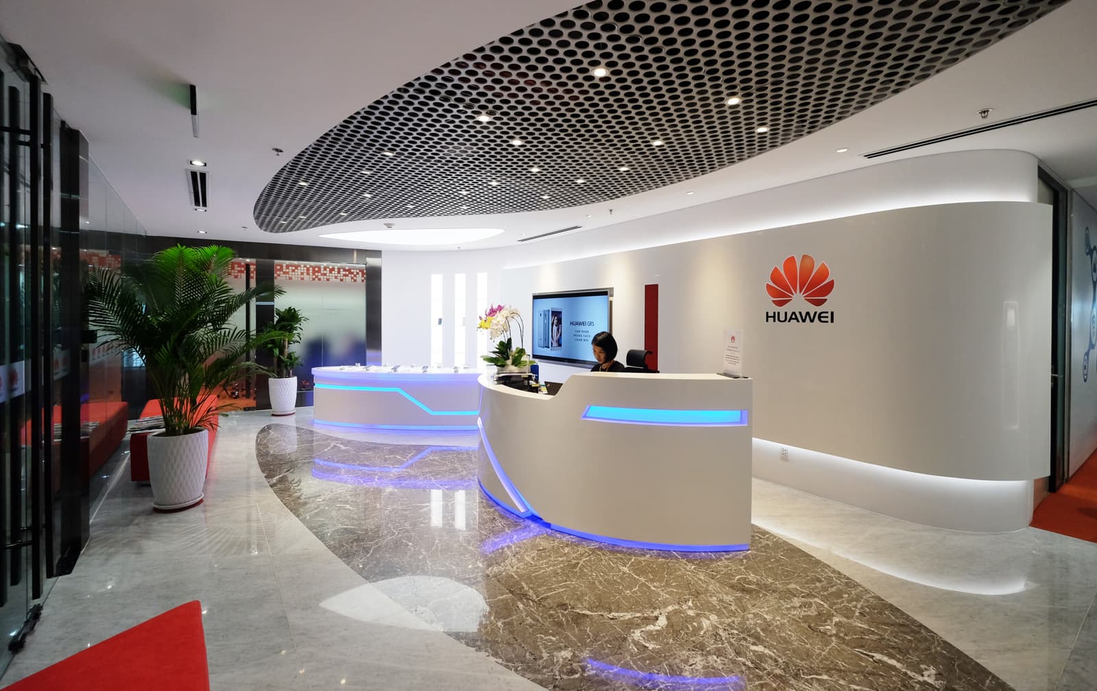 “Huawei” son 7 ildə ilk dəfə TOP-5-də deyil