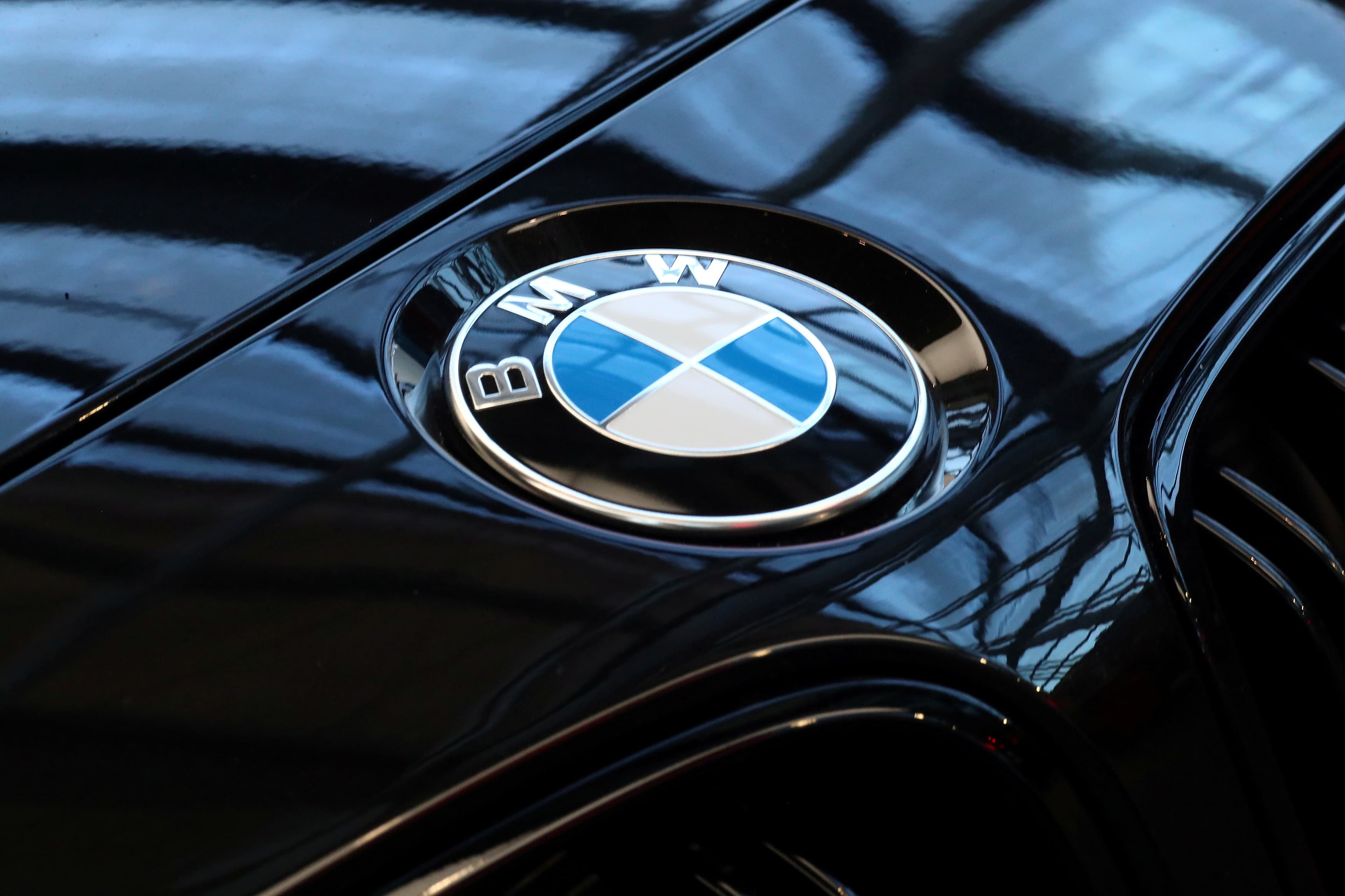BMW sərmayəçilərini xəbərdarlıq etdi