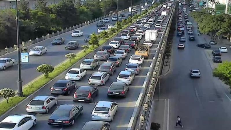 Bakıda bəzi yollarda böyük tıxac yaranıb - SİYAHI