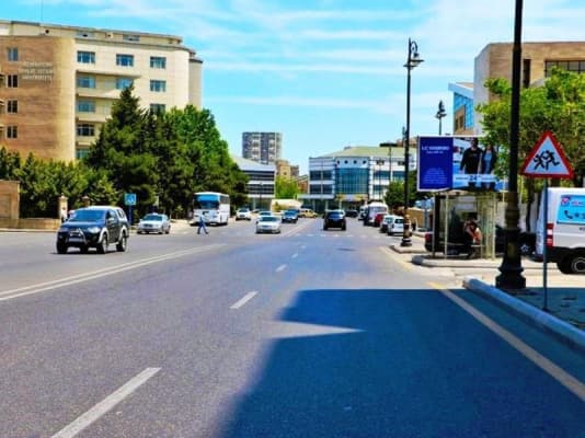 Yarım il ərzində Bakıda neçə kilometr yol yenidən qurulub?