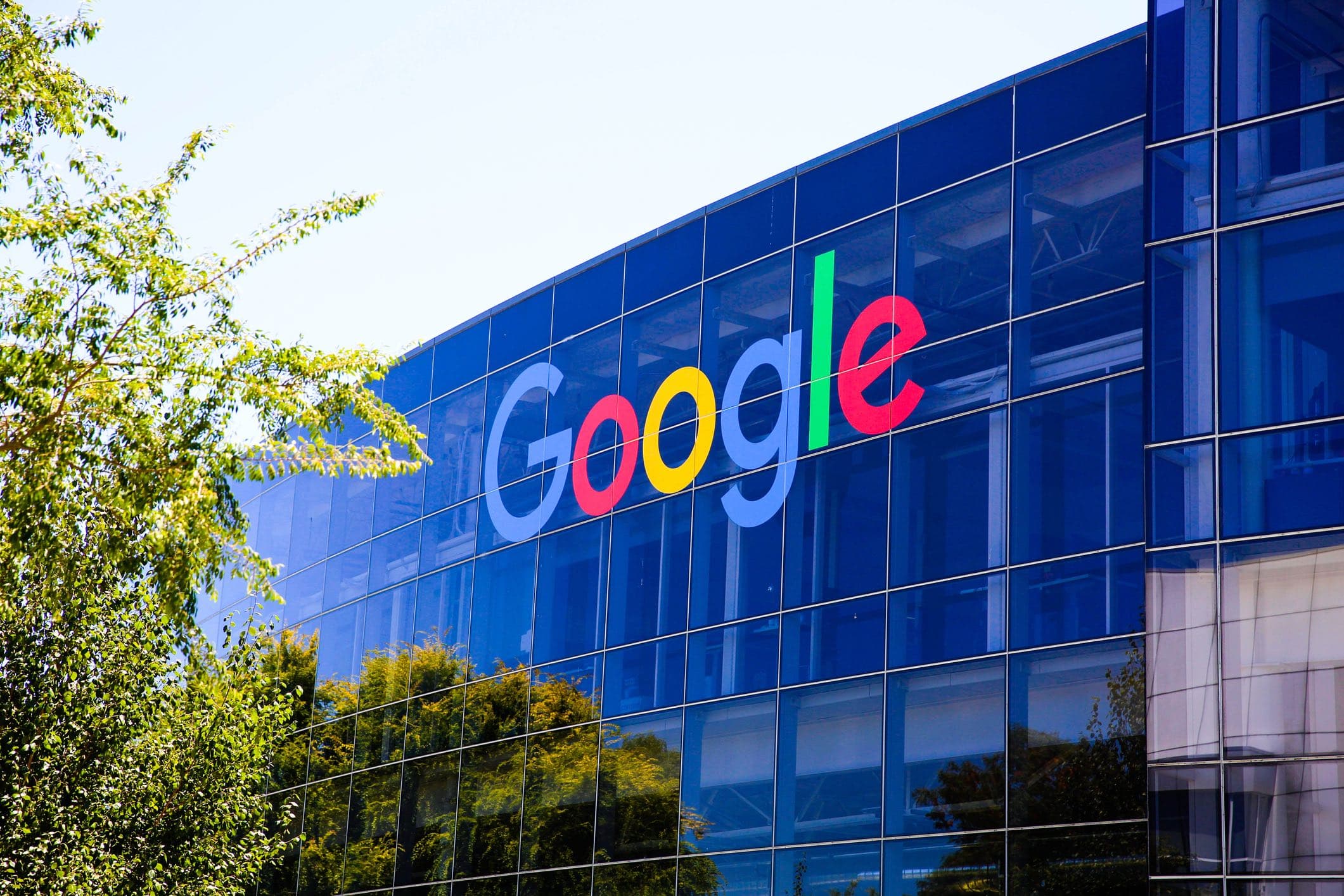 Google cihazları baş mimikası ilə idarə etməyə imkan verən funksiya əlavə edib