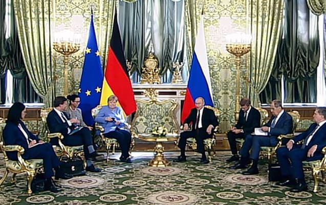 Putinlə görüşdə Merkelə zəng gəldi - Video