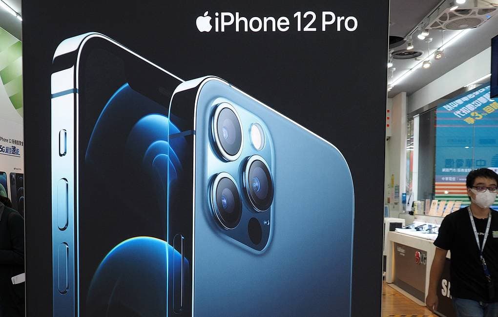 Apple təqdimatdan sonra iki iPhone modelini satışdan çıxarır