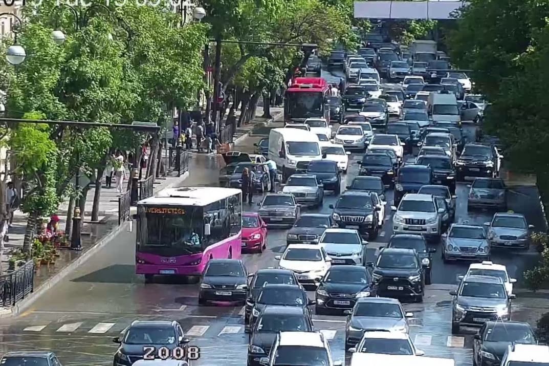 Sürücülərin NƏZƏRİNƏ: Bəzi küçə və prospektlərdə tıxac var
