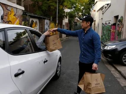 Uber Bakıda kuryer xidməti də göstərməyə başladı