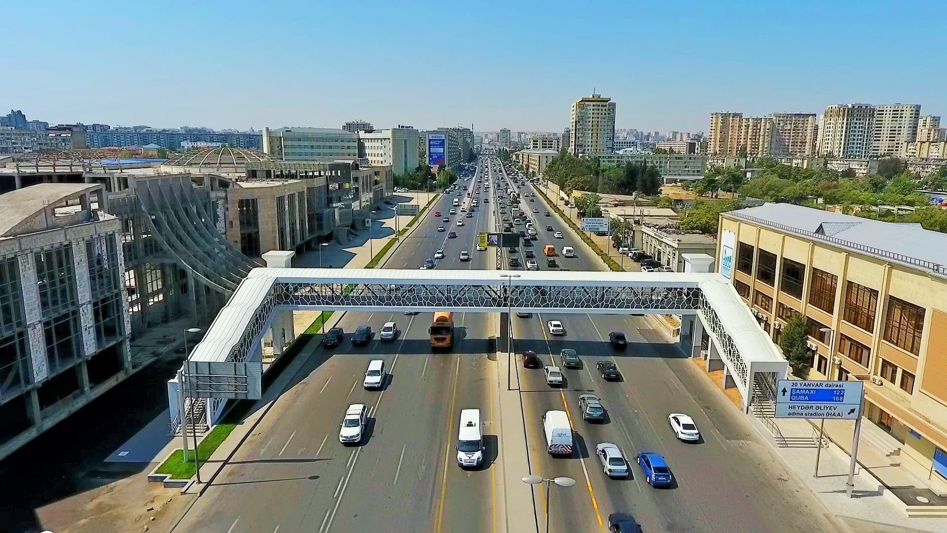 Ziya Bünyadov prospektində yeni yerüstü piyada keçidi inşa edili