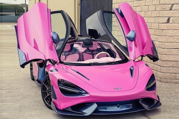 Xüsusi sifarişlə yığılan çəhrayı “McLaren 765LT Spider” sahibinə təhvil verilib