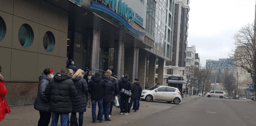 Kiyevdə ərzaq mağazalarında uzun növbələr yaranıb, banklar bağlanıb
