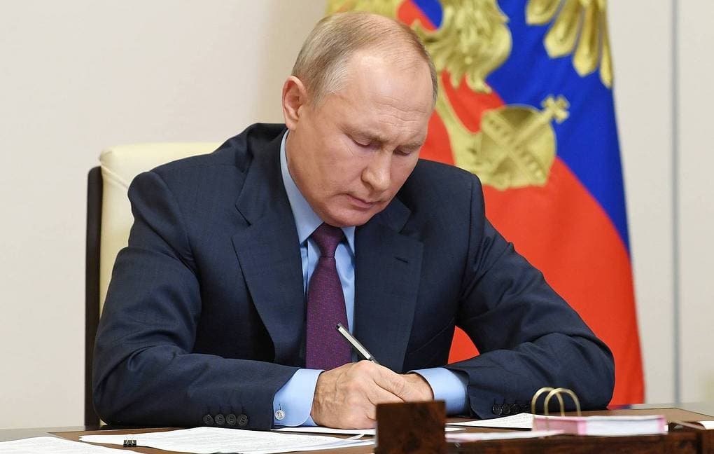 Putin kapital amnistiyasının dördüncü mərhələsi haqqında qanunu imzalayıb