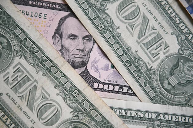 “Público”: Dolların hegemonluğunun məhv edilməsi prosesi başlayıb
