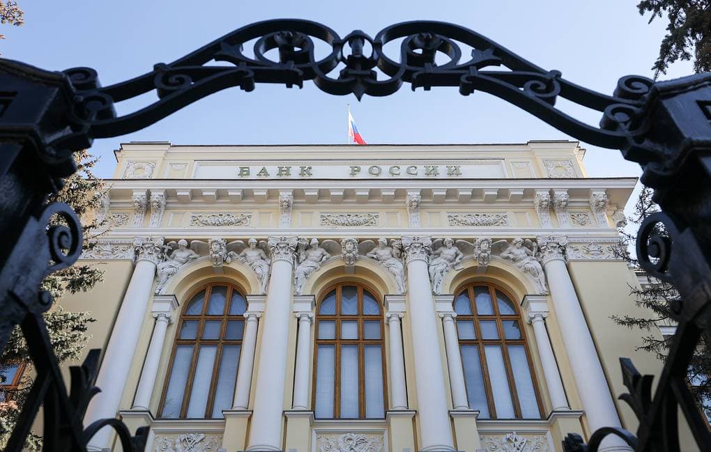 Rusiya Mərkəzi Bankı bankların vətəndaşlara nağd valyuta satışını bərpa edib