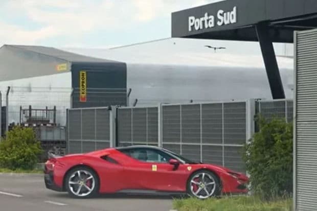 “Lamborghini”nin zavodunda onun başlıca rəqibi göründü - VİDEO