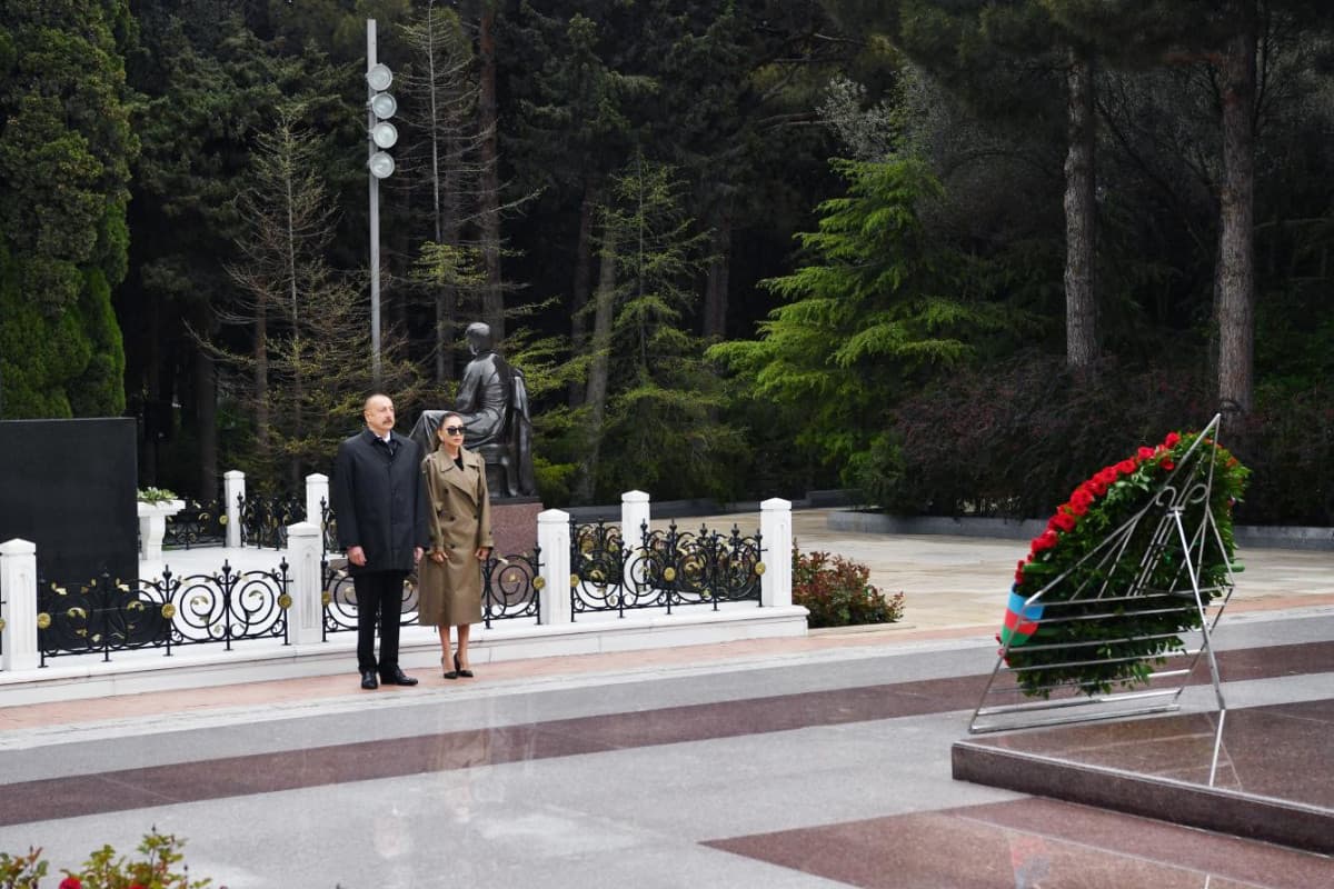 İlham Əliyev Ulu Öndər Heydər Əliyevin məzarını ziyarət edib