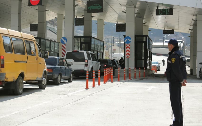 Rusiya Gürcüstanla quru sərhədini açıb
