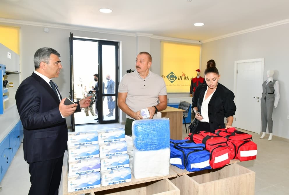 İlham Əliyev Ağalı kəndində KOBİA-nın xidmət pəncərəsi və Dövlət-Sahibkar Tərəfdaşlığının İnkişafı Mərkəzinin layhəsi ilə tanış olub