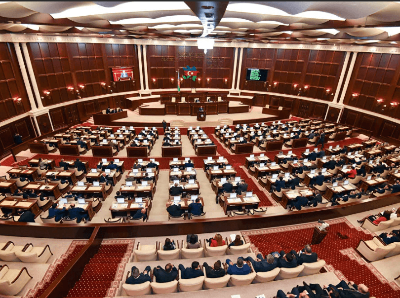 Parlamentdə ötən ilin büdcəsi müzakirəyə çıxarılıb