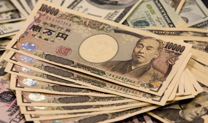 Yen dollar qarşısında son 24 ilin minimumuna enib
