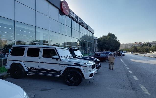 Baku Electronics səkini söküb maşın dayanacağı edib