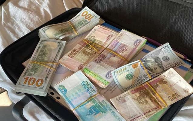 Yük maşını ilə külli miqdarda valyuta çıxaran tutuldu