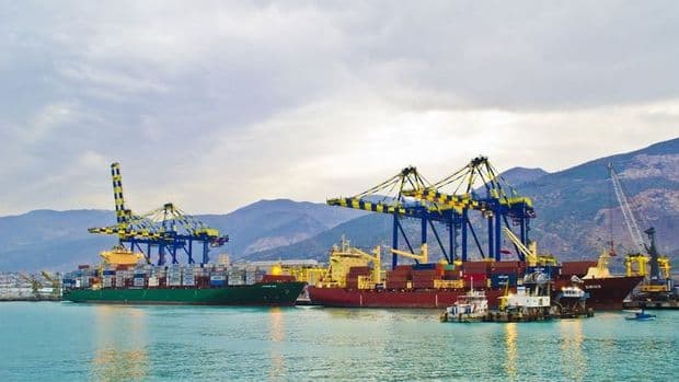 Ukraynadan taxılla yüklənmiş ilk gəmi yola düşüb