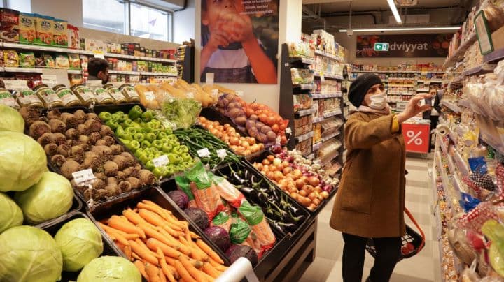 Gəncədə ərzaq, içkilər və tutun məmulatları satışı kəskin azalıb