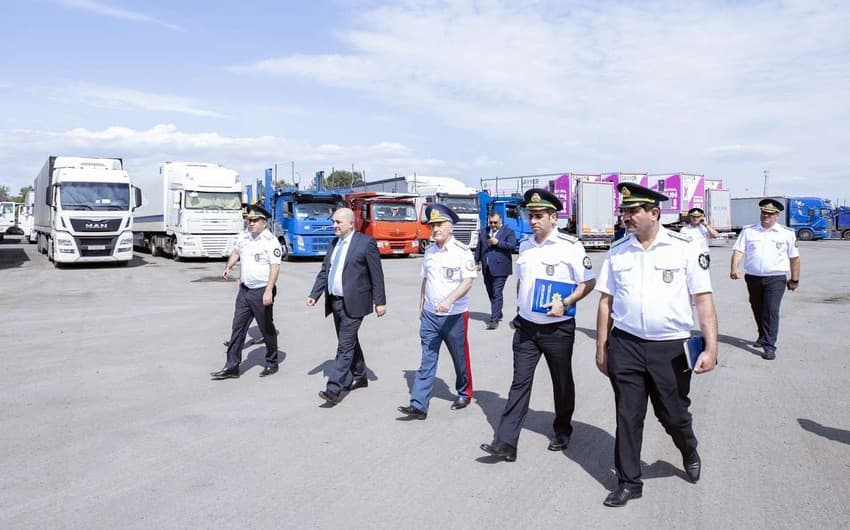 Şahin Bağırov gömrük postlarında sürücülərlə görüşərək onların fikirini dinləyib