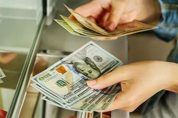 Rusiyalılar milyardlarla dollar alır və ölkədən çıxarırlar