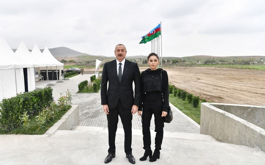 İlham Əliyev və Mehriban Əliyeva “Diri Baba” türbəsində aparılan yenidənqurma işləri ilə tanış olublar