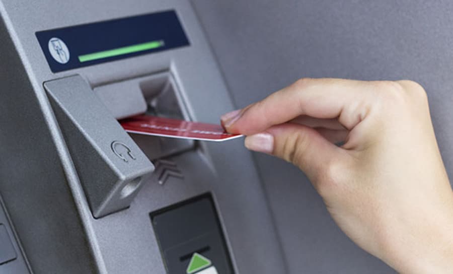 Bankomatların sayı 4.2 faiz, POS-terminalların sayı 17.8 faiz artıb