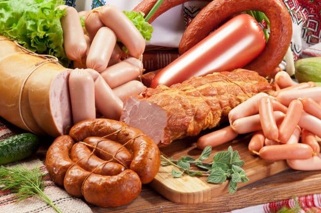 Kiloqramı 11 manat olan ətdən “hazırlanan” sosislər necə 4 manata satılır?