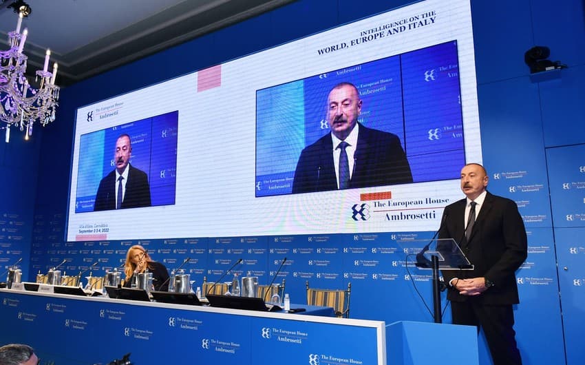 İlham Əliyev İtaliyada beynəlxalq forumda çıxış edib