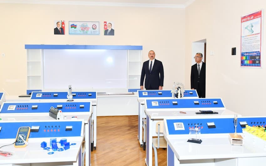 İlham Əliyev Bakının 35 saylı tam orta məktəbində yaradılan şəraitlə tanış olub