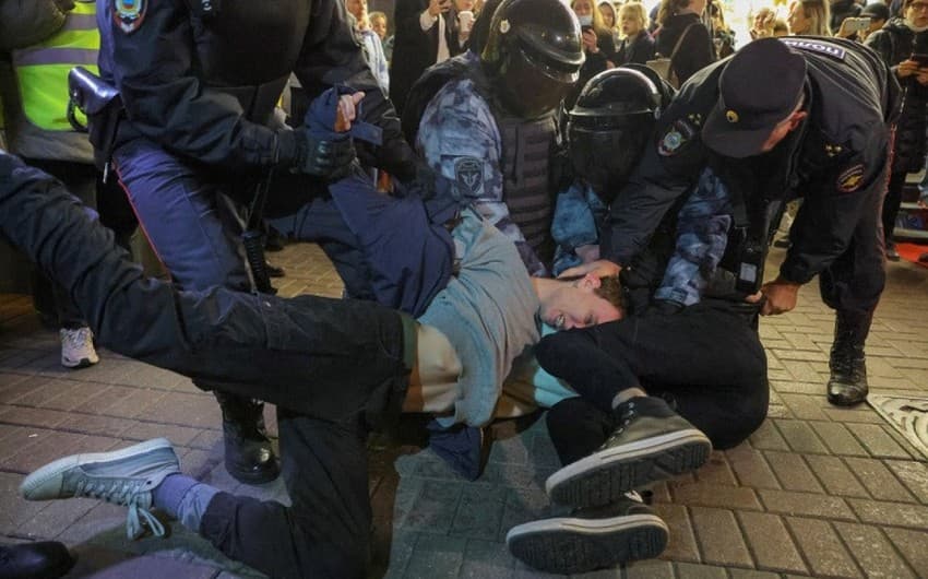 Rusiyadakı aksiyalarda tutulanlara hərbi çağırış vərəqələri verilib