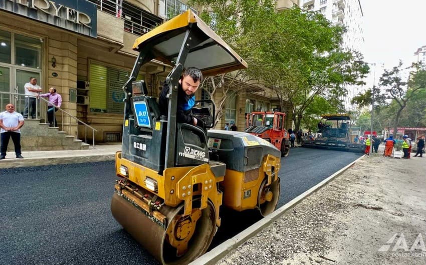 Bakının Tələt Şıxəliyev küçəsi təmir olunur