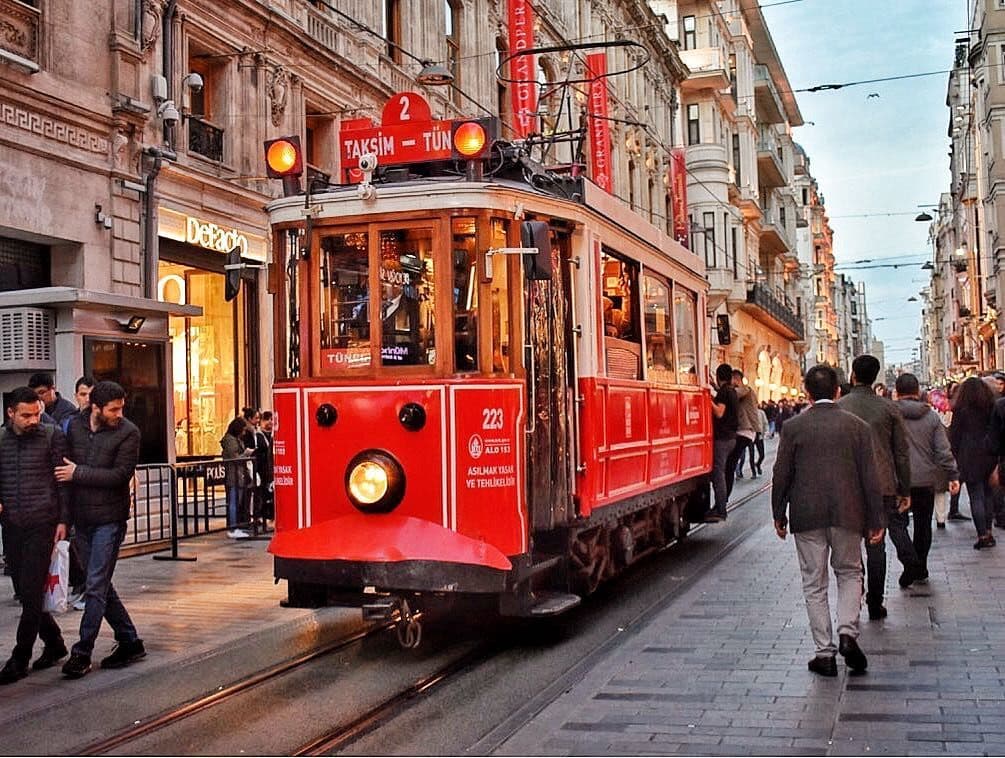 Respondentlərin 52,6%-i ölkəmizdə tramvayın fəaliyyət göstərməsini istəyir – SORĞU