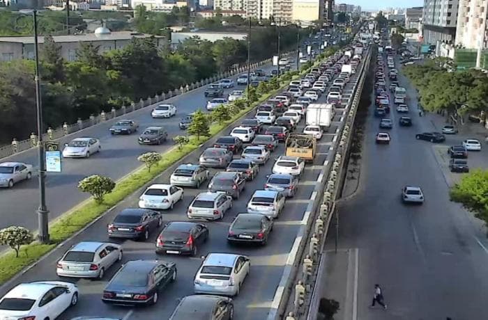 Deputat Bakıda tıxacların aradan qaldırılmasının yollarını göstərib